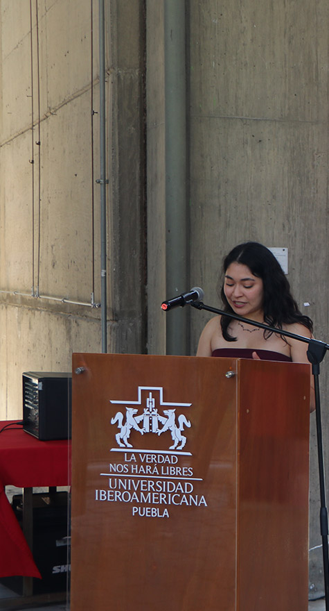 Alumna hablando en el podium