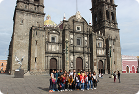 Alumnos en la Catedral de Puebla