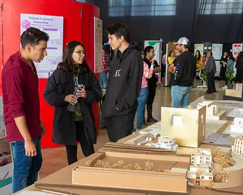 Alumnos de arquitectura en Expo IBERO