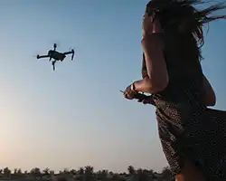 Mujer volando un dron.