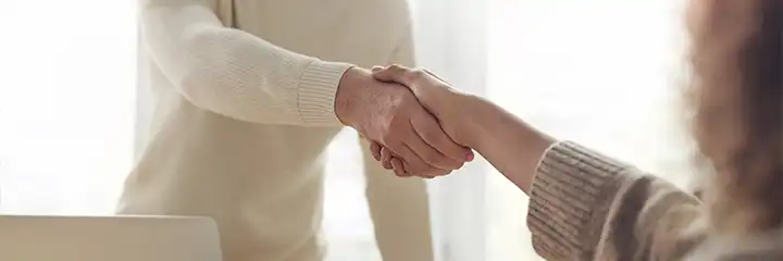 Dos personas estrechándose la mano.