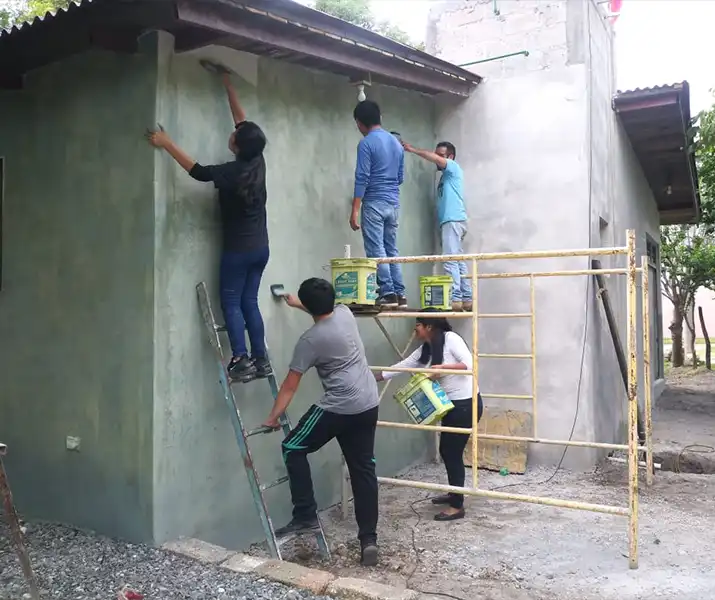 Personas pintando una casa