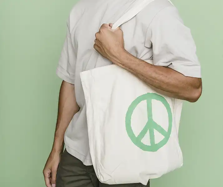 Hombre con bolsa con signo de paz.
