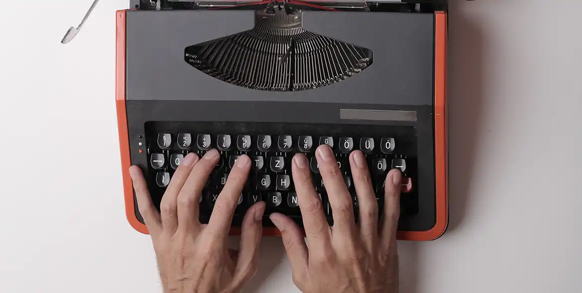 Manos en máquina de escribir