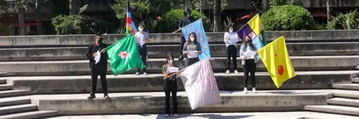 Alumnos con banderas