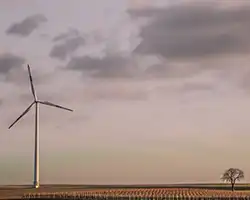 Campo con turbina eólica