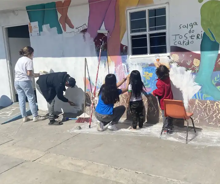 Alumnas pintando.