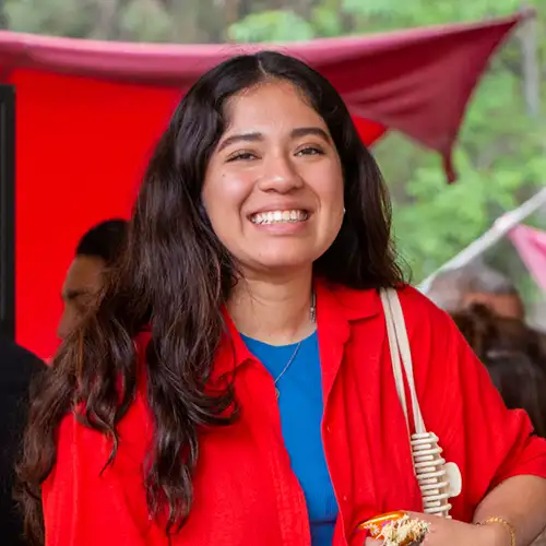 Alumna sonriendo en el Día de la Comunidad