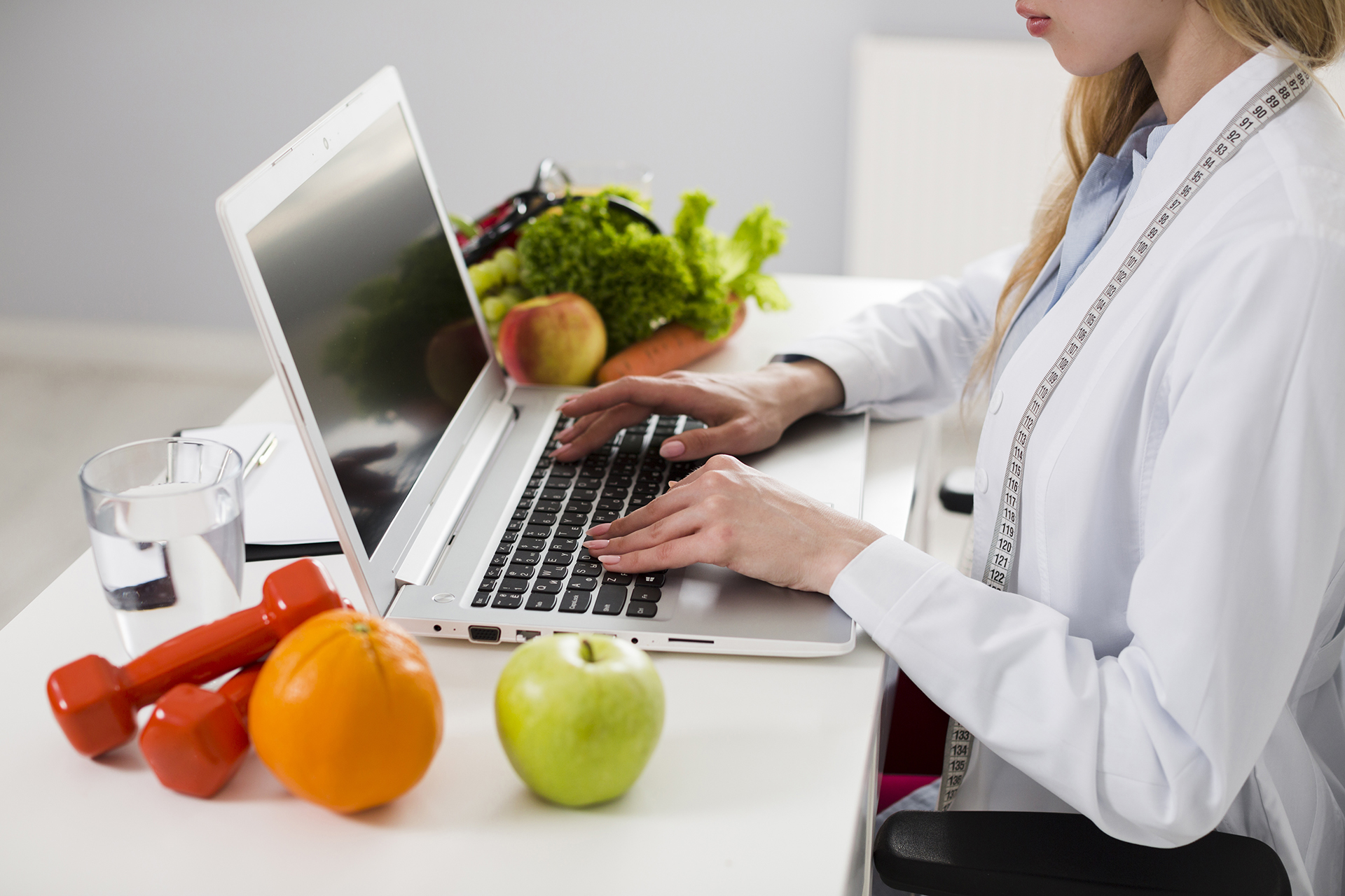Persona y frutas escribiendo