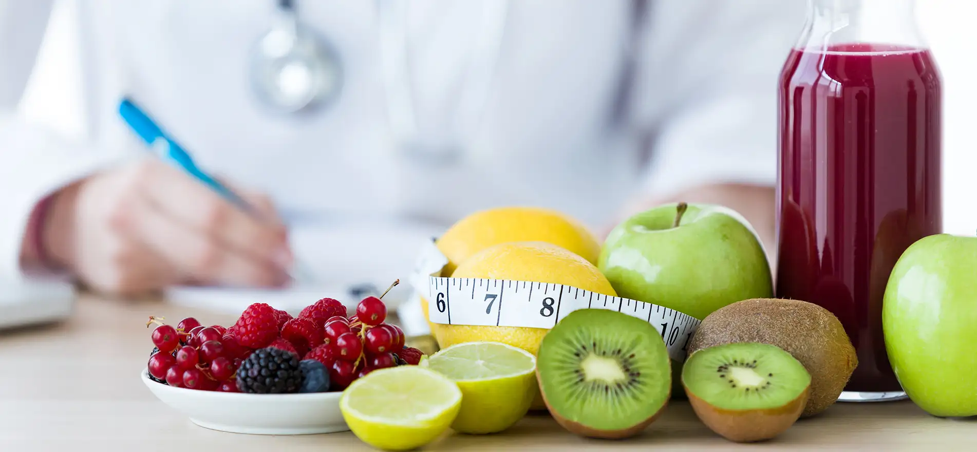 Nutriólogo y frutas