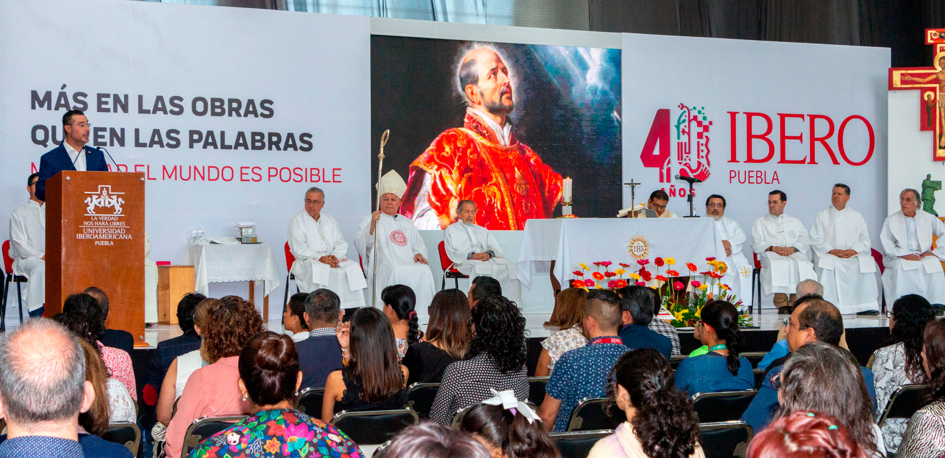 Mario Patrón hablando durante la misa de los 40 años de la IBERO Puebla