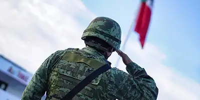 Soldado saludando a la bandera