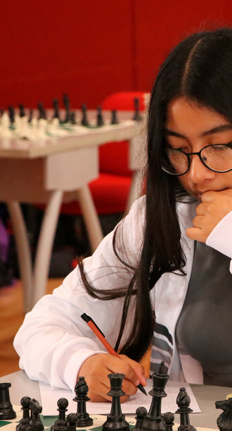 Alumna jugando ajedrez