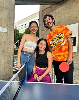Alumnos jugando ping pong