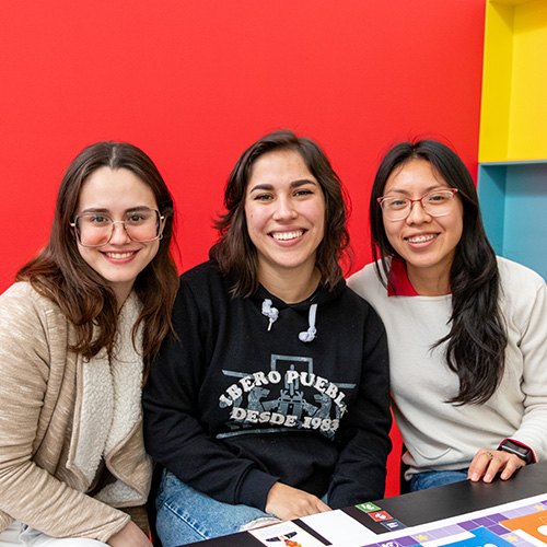 Alumnas posando a la cámara