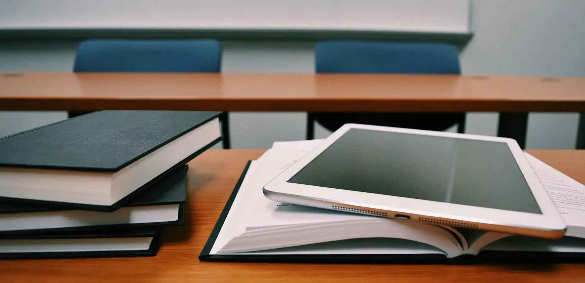Libros y tablet sobre un escritorio