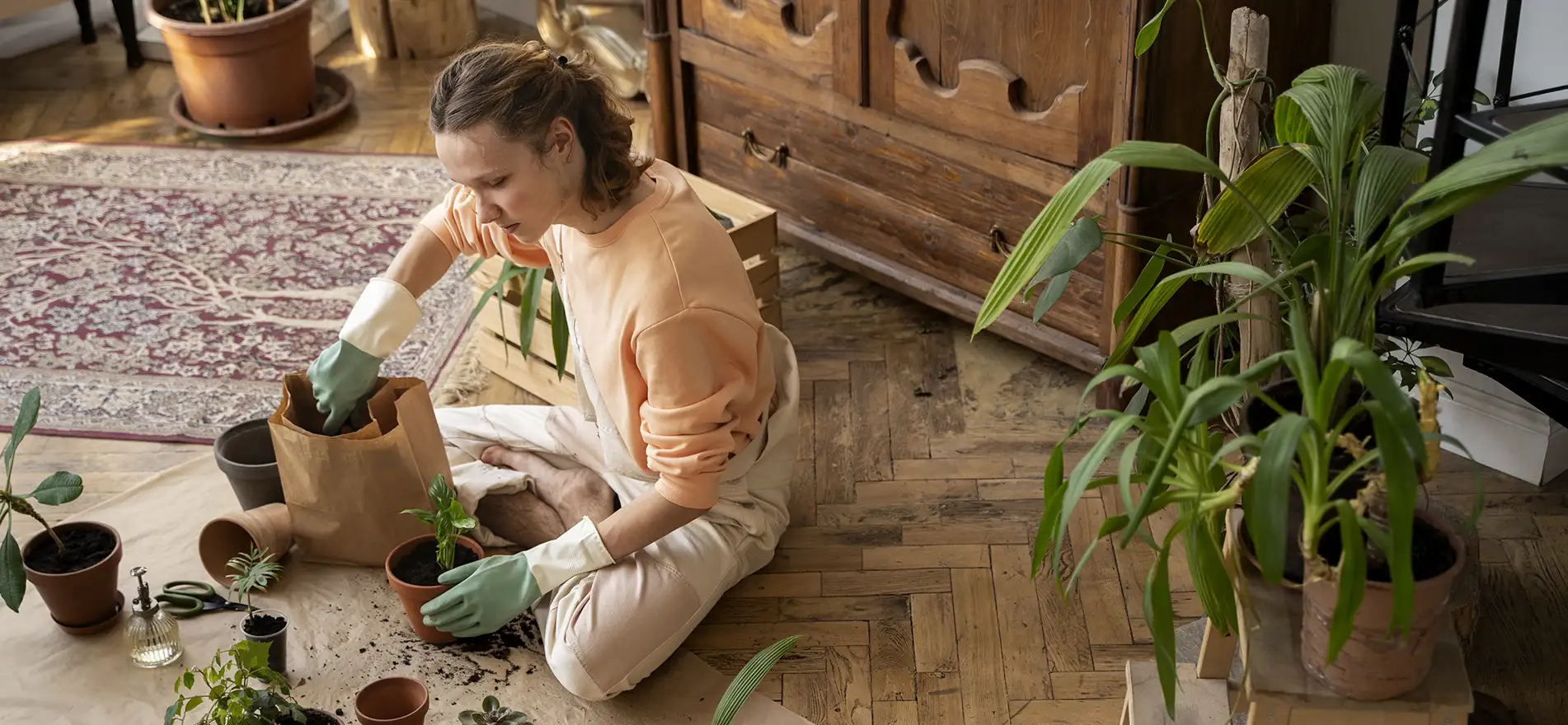 Mujer regando plantas