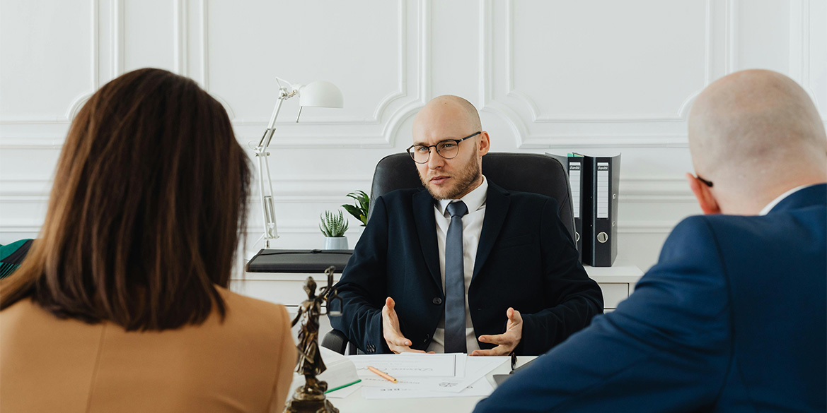 Consultor jurídico asesorando