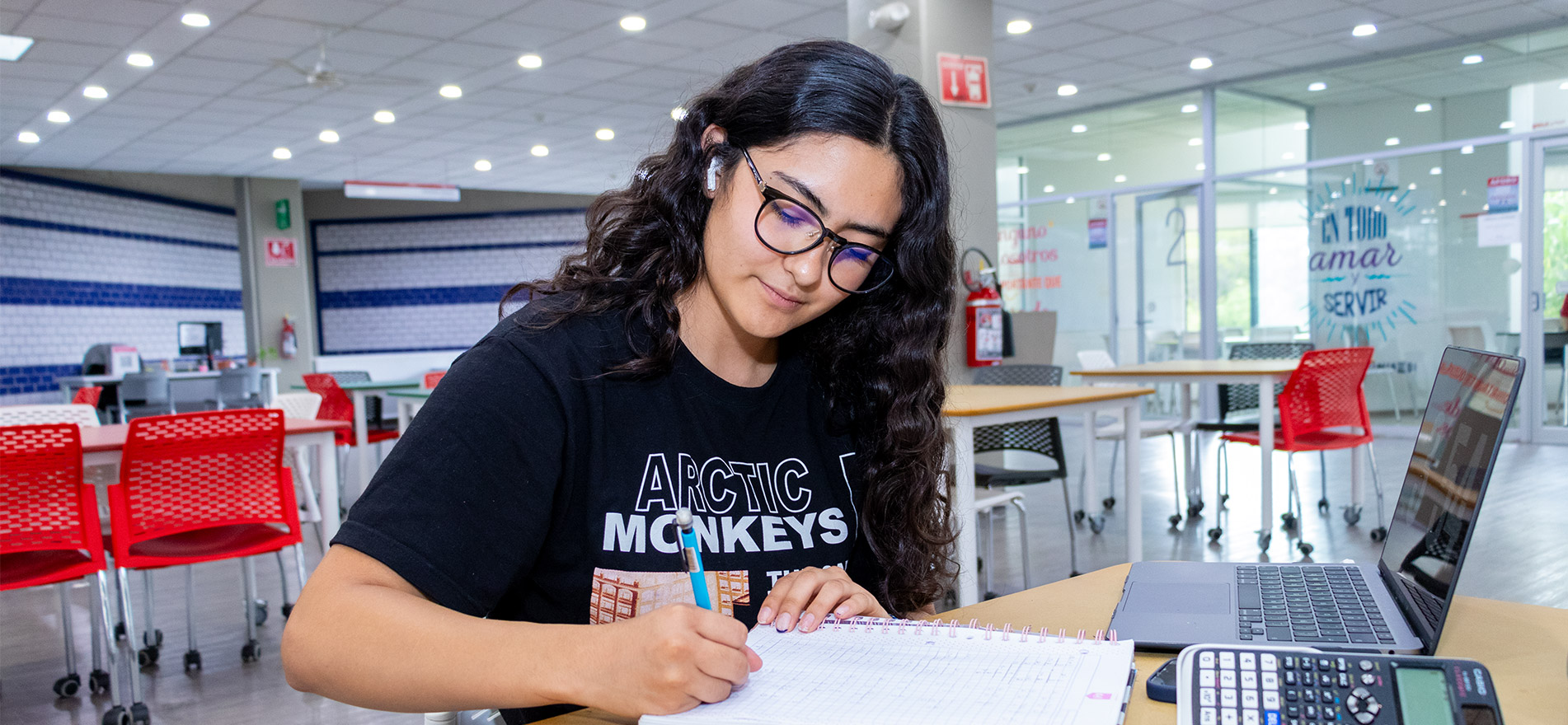 Alumna escribiendo