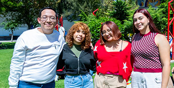 Alumnos en el jardín