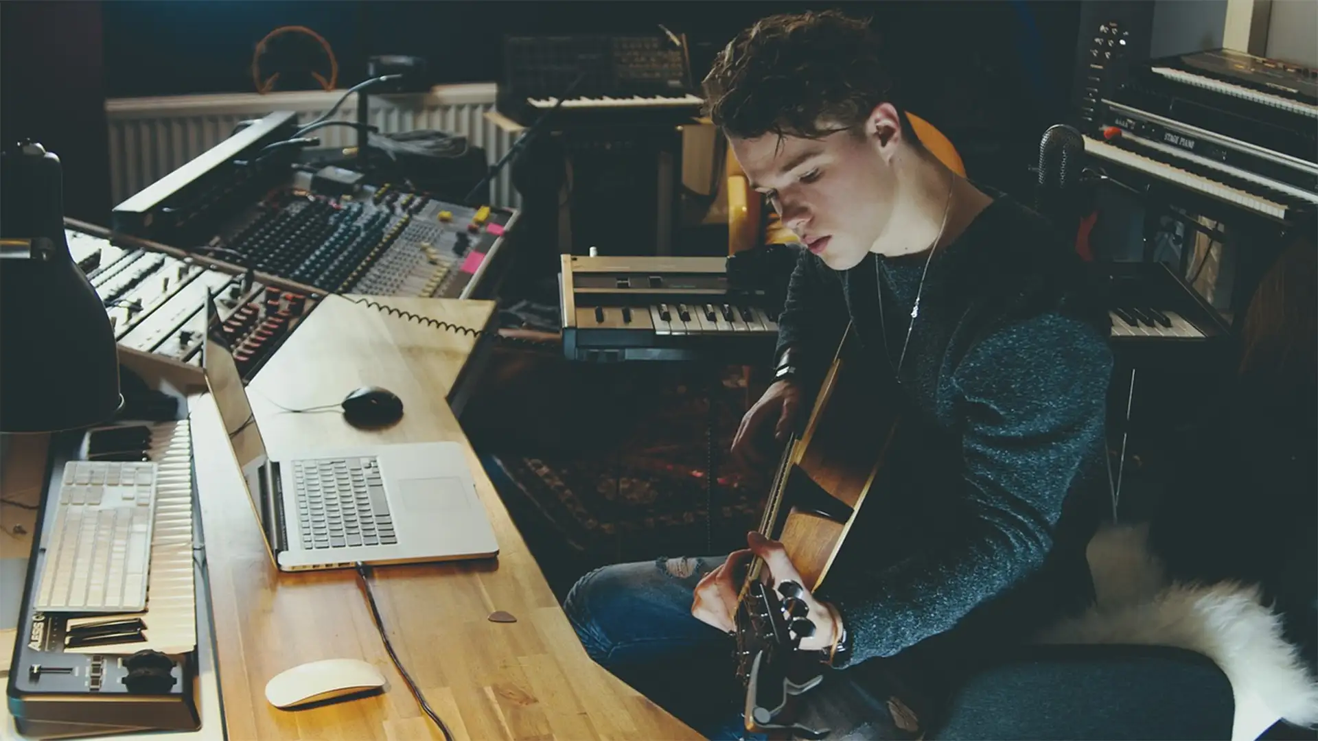 Joven tocando la guitarra