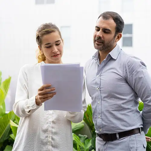 Pareja viendo unos papeles