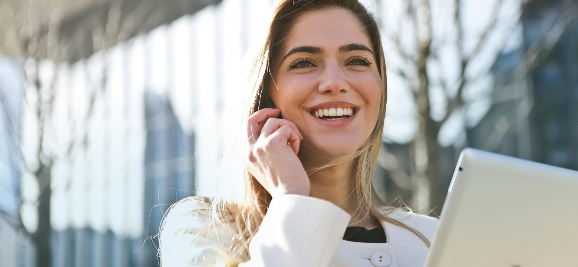 Mujer de negocios sonriendo