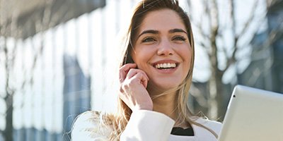 Mujer de negocios sonriendo