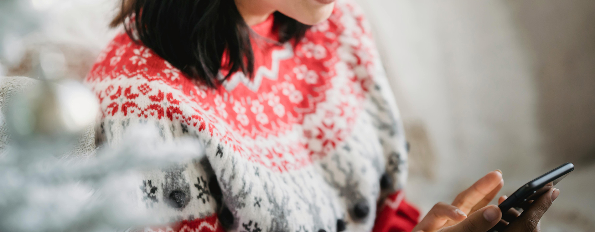 Mujer con sueter navideño