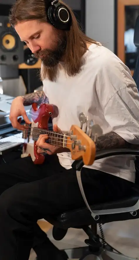 Hombre tocando guitarra