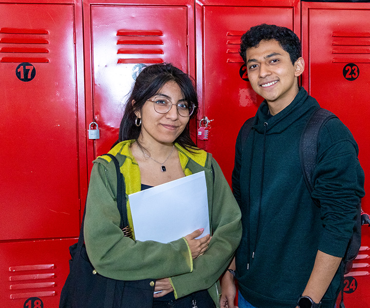 Chicos posando con lockers al fondo