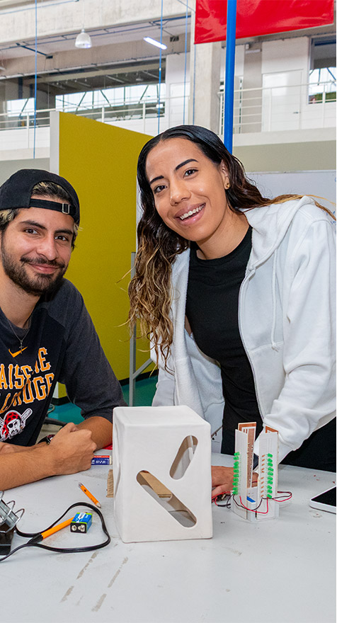 Alumnos de electrónica trabajando