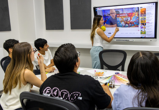 Alumnos en el Laboratorio de Investigación Biométrica y Neuromarketing