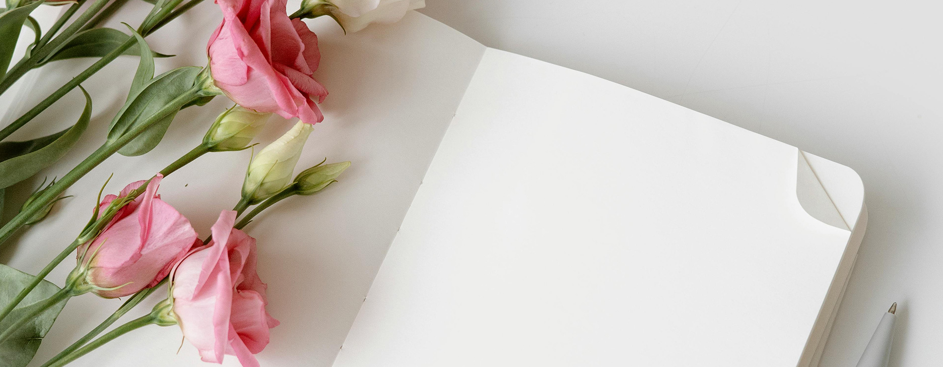 Cuaderno y flores