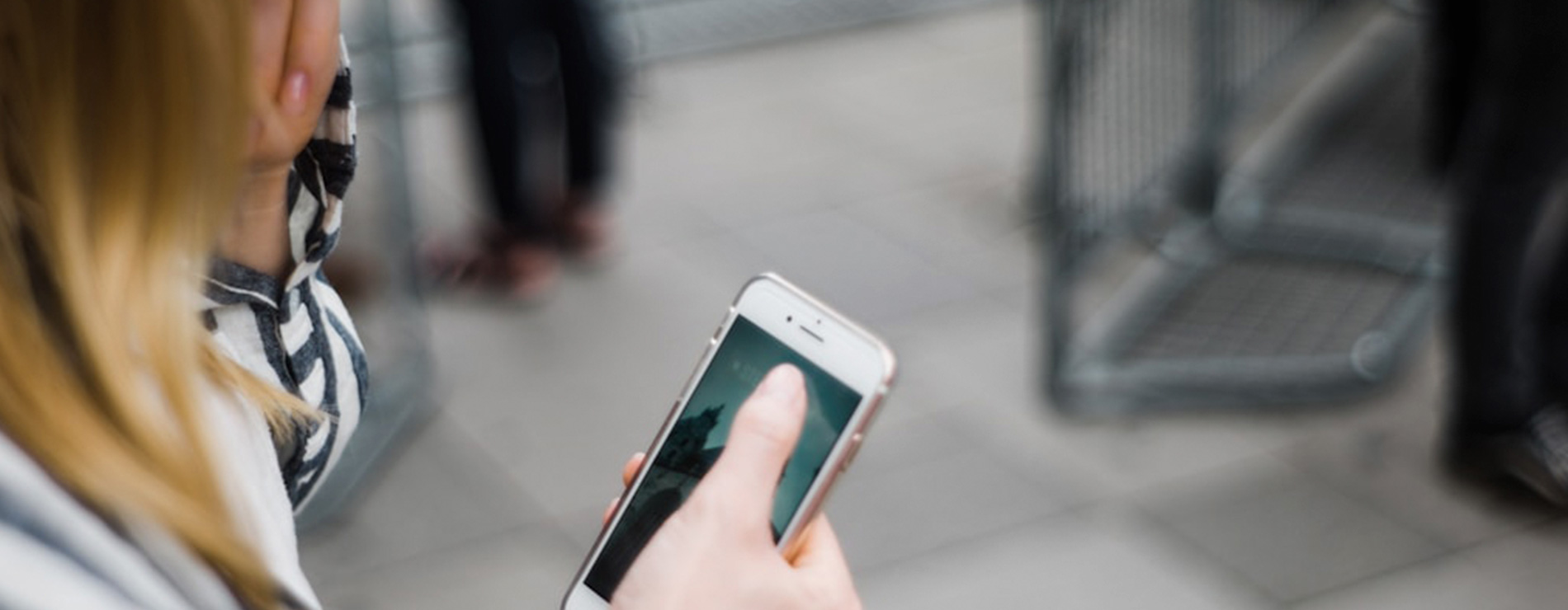 Mujer al celular