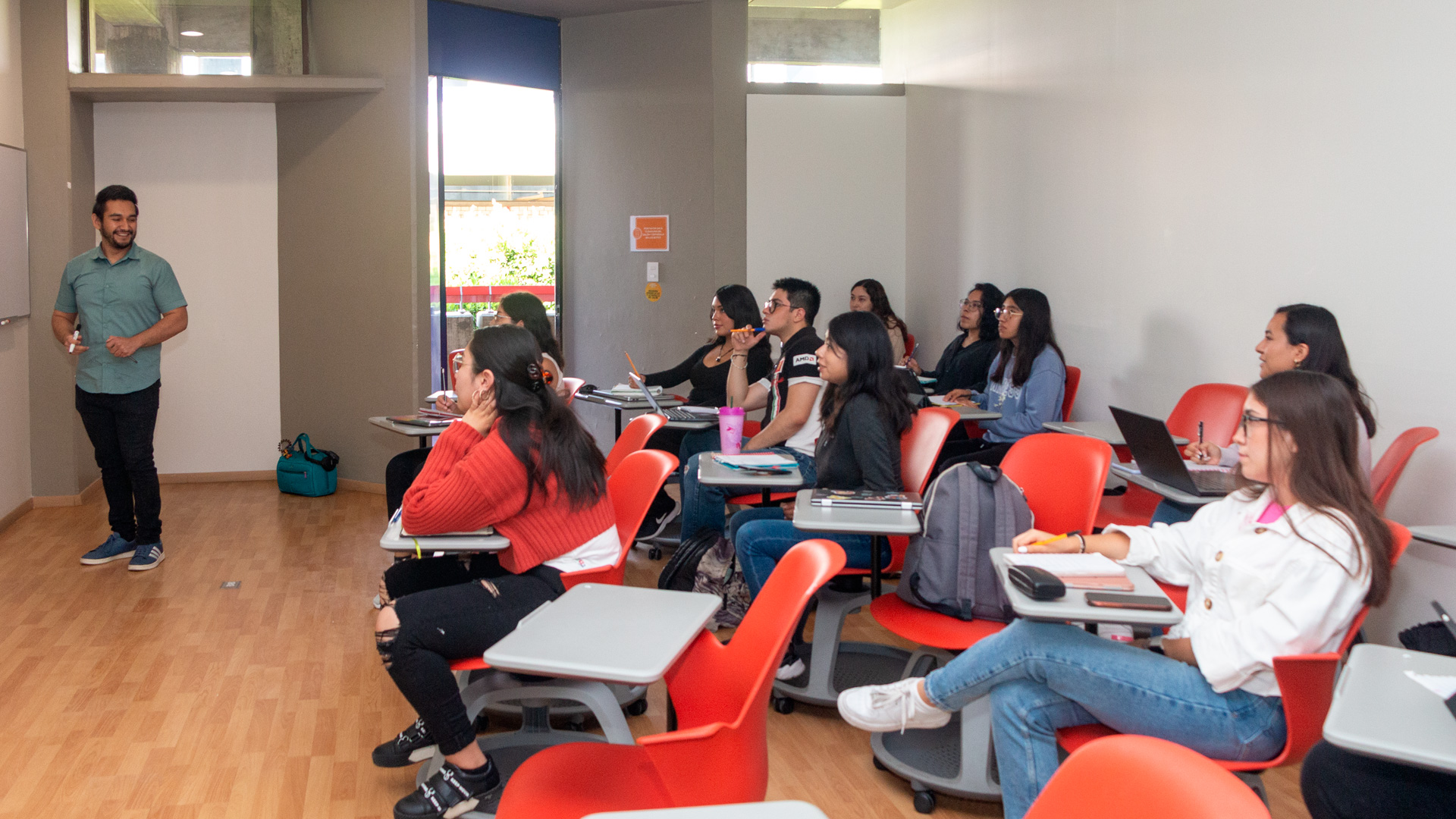 ALumnos y profe en clase
