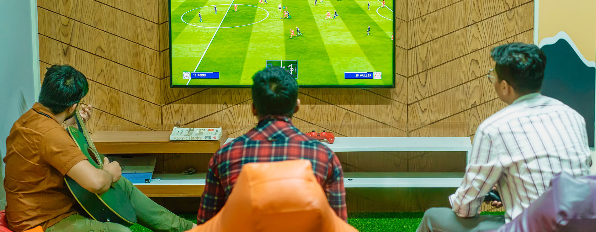 personas viendo el futbol