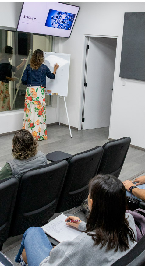 Maestra en clase
