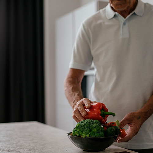 Señor agarrando verduras