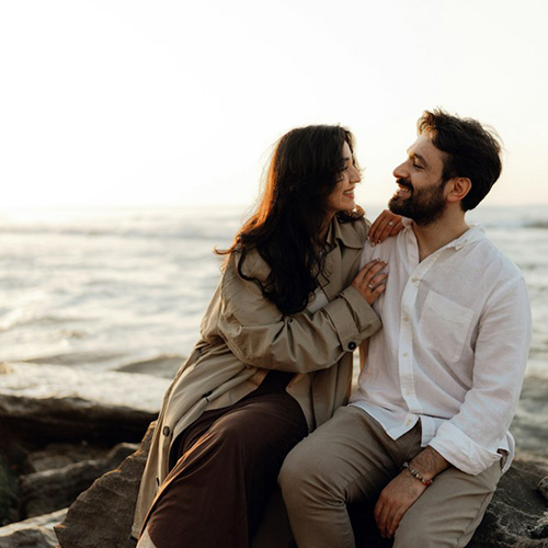 Pareja disfrutando el mar