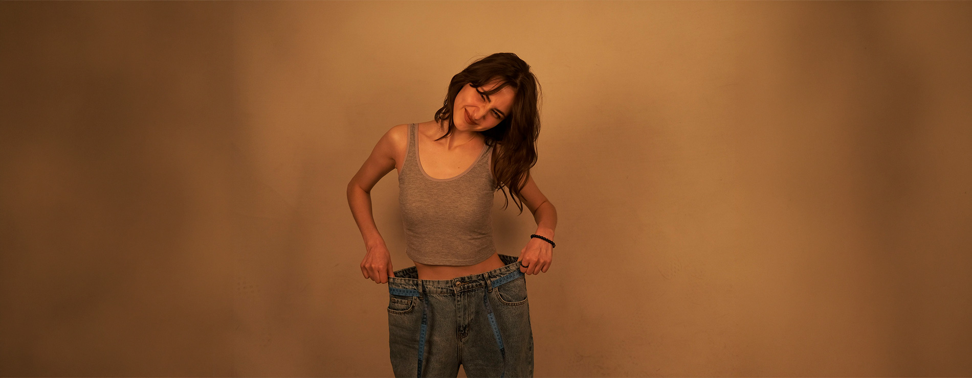 Chica delgada y contenta