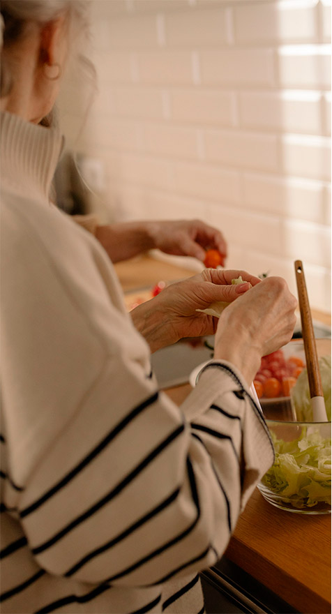 señora cocinando