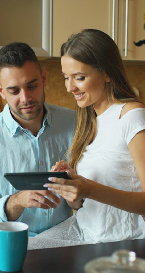 Pareja viendo tablet