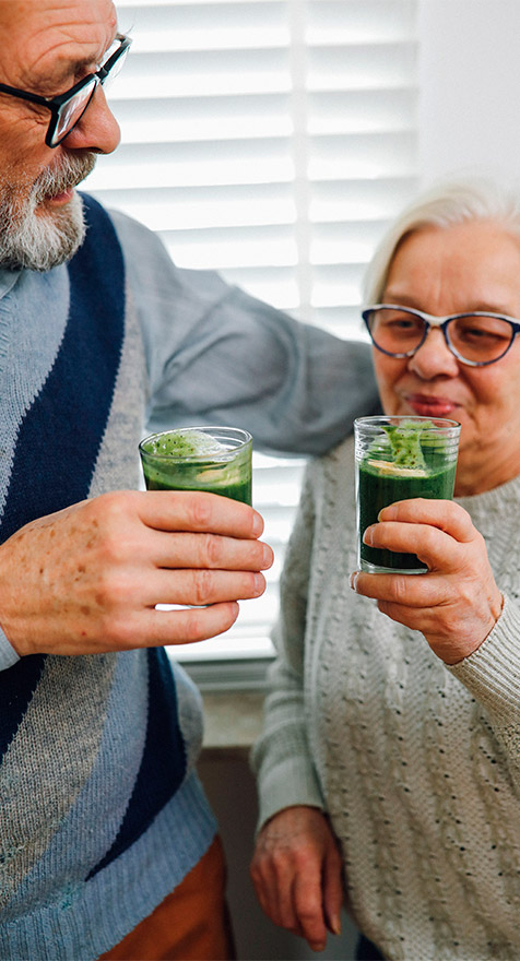 viejitos como tomando jugo