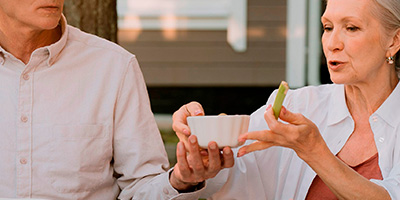 Personas desayunando