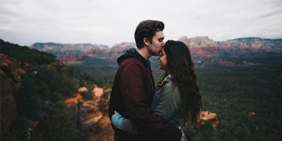 Pareja abrazada